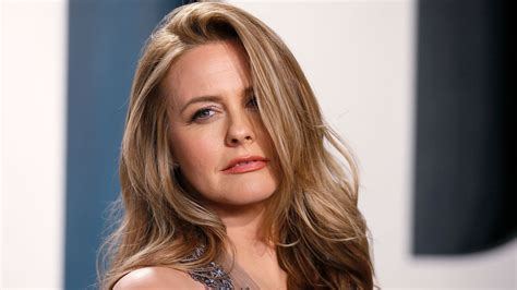 alicia nude|Alicia Silverstone poses completely naked to encourage people。